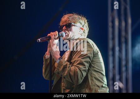 Yard Act spielt auf der T'Other Stage bei Straßenbahnlinien 2024 Stockfoto