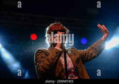 Yard Act spielt auf der T'Other Stage bei Straßenbahnlinien 2024 Stockfoto