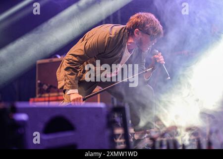 Yard Act spielt auf der T'Other Stage bei Straßenbahnlinien 2024 Stockfoto