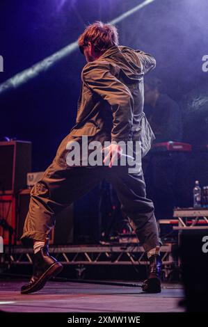 Yard Act spielt auf der T'Other Stage bei Straßenbahnlinien 2024 Stockfoto