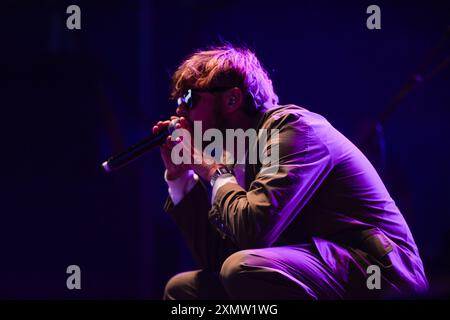 Yard Act spielt auf der T'Other Stage bei Straßenbahnlinien 2024 Stockfoto