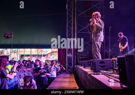 Yard Act spielt auf der T'Other Stage bei Straßenbahnlinien 2024 Stockfoto