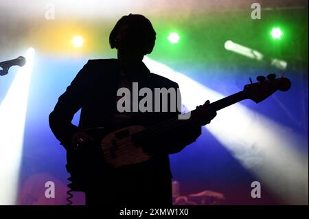 Yard Act spielt auf der T'Other Stage bei Straßenbahnlinien 2024 Stockfoto