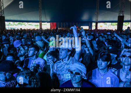 Yard Act spielt auf der T'Other Stage bei Straßenbahnlinien 2024 Stockfoto