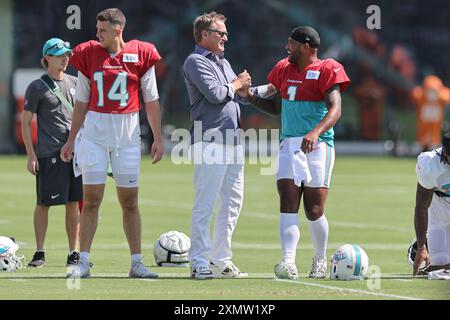 Miami Gardens, FL USA; Miami Dolphins Vice Chairman, President und Chief Executive Officer Tom Garfinkel spricht mit Quarterback Tua Tagovailoa (1) während des Trainingslagers am Montag, 29. Juli 2024, im Baptist Health Training Complex. (Kim Hukari/Bild des Sports) Stockfoto