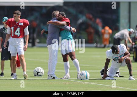 Miami Gardens, FL USA; Miami Dolphins Vice Chairman, President und Chief Executive Officer Tom Garfinkel umarmt Quarterback Tua Tagovailoa (1) während des Trainingslagers am Montag, 29. Juli 2024, im Baptist Health Training Complex. (Kim Hukari/Bild des Sports) Stockfoto