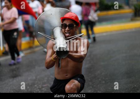 Caracas, Venezuela. Juli 2024. Einen Tag nach den venezolanischen Präsidentschaftswahlen nimmt ein Demonstrant an einer Demonstration gegen die Regierung des venezolanischen Präsidenten Maduro Teil. Quelle: Jeampier Arguinzones/dpa/Alamy Live News Stockfoto