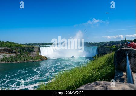 Niagarafälle, Kanada - 15. Juni 2024: Niagarafälle im hellen Tageslicht mit Copy-Space Stockfoto