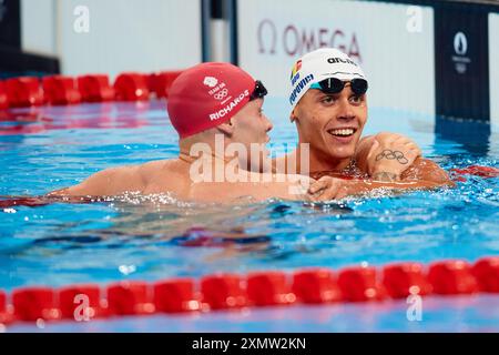 David Popovici vom Team Romania gratuliert Matthew Richards vom Team Großbritannien, nachdem er am 29. Juli 2024 in Nanterre, Frankreich, am dritten Tag der Olympischen Spiele 2024 in Paris La Defense Arena Gold im 200-m-Freistil-Finale der Männer gewonnen hat. Stockfoto