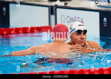 David Popovici vom Team Romania gratuliert Matthew Richards vom Team Großbritannien, nachdem er am 29. Juli 2024 in Nanterre, Frankreich, am dritten Tag der Olympischen Spiele 2024 in Paris La Defense Arena Gold im 200-m-Freistil-Finale der Männer gewonnen hat. Stockfoto