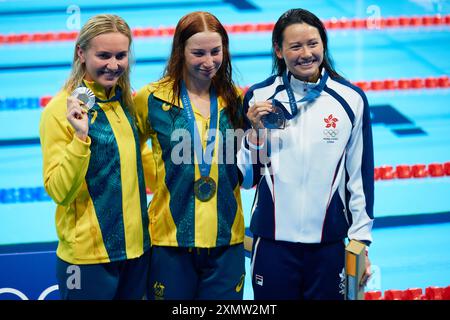 Goldmedaillengewinner Mollie O'Callaghan vom Team Australia (C), Silbermedaillengewinnerin Ariarne Titmus vom Team Australia (L) und Bronzemedaillengewinnerin Siobhan Bernadette Haughey vom Team Hong Kong (R) posieren auf dem Podium während der Schwimmmedaille nach dem 200-m-Freistil-Finale der Frauen am dritten Tag der Olympischen Spiele Paris 2024 in der Paris La Defense Arena am Juli 29, 2024 in Nanterre, Frankreich. Stockfoto