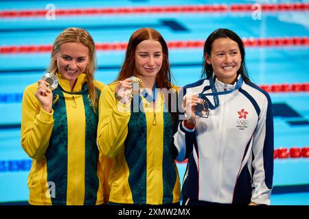 Goldmedaillengewinner Mollie O'Callaghan vom Team Australia (C), Silbermedaillengewinnerin Ariarne Titmus vom Team Australia (L) und Bronzemedaillengewinnerin Siobhan Bernadette Haughey vom Team Hong Kong (R) posieren auf dem Podium während der Schwimmmedaille nach dem 200-m-Freistil-Finale der Frauen am dritten Tag der Olympischen Spiele Paris 2024 in der Paris La Defense Arena am Juli 29, 2024 in Nanterre, Frankreich. Stockfoto