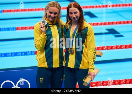 Goldmedaillengewinnerin Mollie O'Callaghan vom Team Australia (C) und Silbermedaillengewinnerin Ariarne Titmus vom Team Australia (L) posieren auf dem Podium während der Schwimmmedaille nach dem 200-m-Freistil-Finale der Frauen am dritten Tag der Olympischen Spiele Paris 2024 in der Paris La Defense Arena am 29. Juli. 2024 in Nanterre, Frankreich. Stockfoto
