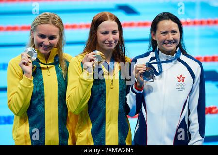 Goldmedaillengewinner Mollie O'Callaghan vom Team Australia (C), Silbermedaillengewinnerin Ariarne Titmus vom Team Australia (L) und Bronzemedaillengewinnerin Siobhan Bernadette Haughey vom Team Hong Kong (R) posieren auf dem Podium während der Schwimmmedaille nach dem 200-m-Freistil-Finale der Frauen am dritten Tag der Olympischen Spiele Paris 2024 in der Paris La Defense Arena am Juli 29, 2024 in Nanterre, Frankreich. Stockfoto