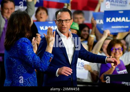 Josh Shapiro, zusammen mit Gouverneur Gretchen Whitmer, nimmt am 29. Juli 2024 in Lower Gwynned, PA, USA die Bühne für eine Kundgebung zur Unterstützung von Kamala Harris, angeführt von den Gouverneuren von Pennsylvania und Michigan. Quelle: OOgImages/Alamy Live News Stockfoto