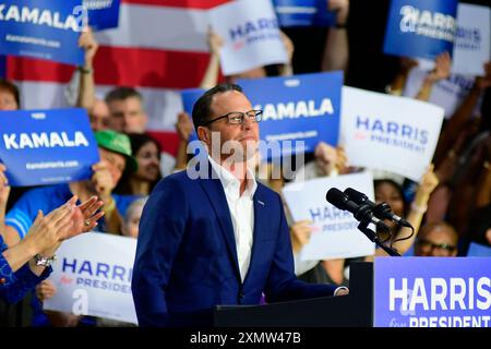 Josh Shapiro, zusammen mit Gouverneur Gretchen Whitmer, nimmt am 29. Juli 2024 in Lower Gwynned, PA, USA die Bühne für eine Kundgebung zur Unterstützung von Kamala Harris, angeführt von den Gouverneuren von Pennsylvania und Michigan. Quelle: OOgImages/Alamy Live News Stockfoto