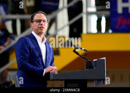 Josh Shapiro, zusammen mit Gouverneur Gretchen Whitmer, nimmt am 29. Juli 2024 in Lower Gwynned, PA, USA die Bühne für eine Kundgebung zur Unterstützung von Kamala Harris, angeführt von den Gouverneuren von Pennsylvania und Michigan. Quelle: OOgImages/Alamy Live News Stockfoto