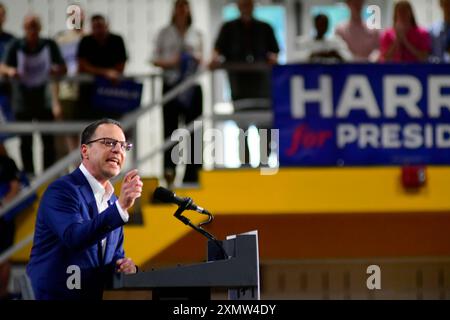 Josh Shapiro, zusammen mit Gouverneur Gretchen Whitmer, nimmt am 29. Juli 2024 in Lower Gwynned, PA, USA die Bühne für eine Kundgebung zur Unterstützung von Kamala Harris, angeführt von den Gouverneuren von Pennsylvania und Michigan. Quelle: OOgImages/Alamy Live News Stockfoto