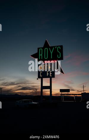 Legendärer Stopp auf der Straße 66. Roy's Motel Cafe Neonschild. Stockfoto