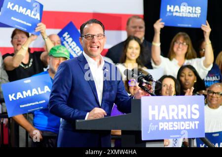 Josh Shapiro, zusammen mit Gouverneur Gretchen Whitmer, nimmt am 29. Juli 2024 in Lower Gwynned, PA, USA die Bühne für eine Kundgebung zur Unterstützung von Kamala Harris, angeführt von den Gouverneuren von Pennsylvania und Michigan. Quelle: OOgImages/Alamy Live News Stockfoto