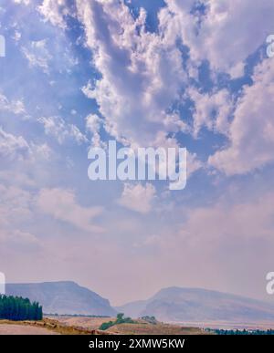 Wolken mit Rauch über den Bergen, die westlich von Cody, Wyoming, in Richtung des östlichen Passes zum Yellowstone-Nationalpark blicken. Stockfoto