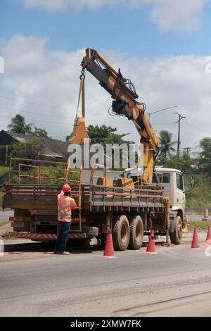 munck Truck im Bau salvador, bahia, brasilien - 11. november 2022: munck Truck auf einer Baustelle in Salvador gesehen. SALVADOR BAHIA BRASILIEN Copyright: XJoaxSouzax 111122JOA6114 Stockfoto