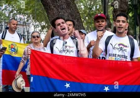 Lissabon, Portugal. Juli 2024. Die Demonstranten halten die venezolanische Flagge auf dem Kopf und singen Slogans während einer Demonstration in der Nähe des Denkmals für den venezolanischen Unabhängigkeitshelden Simon Bolivar in Lissabon. Die venezolanische Zivilgesellschaft in Portugal organisierte eine Kundgebung und Protest in der Umgebung der Liberdade Avenue in der portugiesischen Hauptstadt, um die Revision der Wahlprotokolle der letzten venezolanischen Wahlen zu fordern, bei denen Präsident Nicolas Maduro Moros wiedergewählt wurde. Quelle: SOPA Images Limited/Alamy Live News Stockfoto