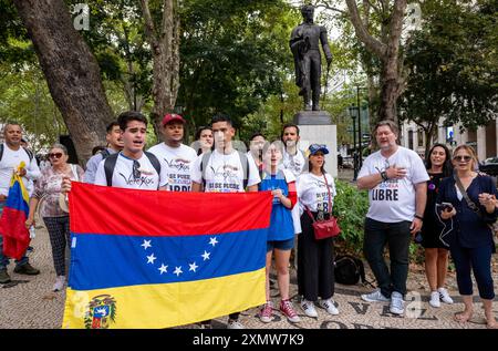 Lissabon, Portugal. Juli 2024. Die Demonstranten halten die venezolanische Flagge auf dem Kopf und singen Slogans während einer Demonstration in der Nähe des Denkmals für den venezolanischen Unabhängigkeitshelden Simon Bolivar in Lissabon. Die venezolanische Zivilgesellschaft in Portugal organisierte eine Kundgebung und Protest in der Umgebung der Liberdade Avenue in der portugiesischen Hauptstadt, um die Revision der Wahlprotokolle der letzten venezolanischen Wahlen zu fordern, bei denen Präsident Nicolas Maduro Moros wiedergewählt wurde. Quelle: SOPA Images Limited/Alamy Live News Stockfoto