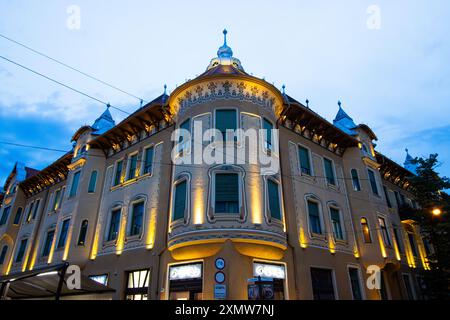 Stern Palace (Palatul Stern), Jugendstilgebäude bei Nacht in Oradea, Rumänien Stockfoto