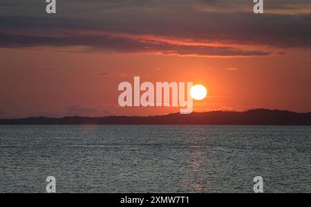 Von Süden in der Bucht der Allerheiligen salvador, bahia, brasilien - 29. august 2023: Blick auf den Sonnenuntergang in Baia de Todos os Santos in der Stadt Salvador. SALVADOR BAHIA BRASILIEN Copyright: XJoaxSouzax 290823JOA0769 Stockfoto