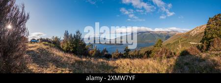 Mountain Vista: Panorama-Aussichtspunkt mit Blick auf den Lake Rotoiti inmitten der üppigen Gipfel im Nelson Lakes National Park, Neuseeland Stockfoto