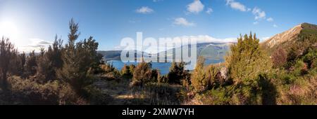 Mountain Vista: Panorama-Aussichtspunkt mit Blick auf den Lake Rotoiti inmitten der üppigen Gipfel im Nelson Lakes National Park, Neuseeland Stockfoto