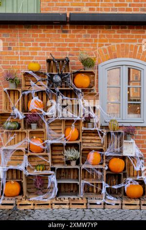 Halloween Herbst dekorierte Outdoor Café oder Restaurant Terrasse in Amerika oder Europa mit Kürbissen Herbst Blumen traditionelle Attribute von Halloween. Innenhofdekoration für Partys. Stockfoto