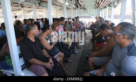 Überquerung der Bucht von Allerheiligen Vera cruz, bahia, brasilien - 13. oktober 2023: Passagiere mit einem Boot von Mar Grande nach Salvador durch die Gewässer von Baia de Todos os Santos. ITAPARICA BAHIA BRASILIEN Copyright: XJoaxSouzax 131023JOA4312845 Stockfoto