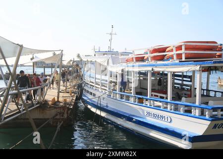 Überquerung der Bucht von Allerheiligen Vera cruz, bahia, brasilien - 13. oktober 2023: Passagiere mit einem Boot von Mar Grande nach Salvador durch die Gewässer von Baia de Todos os Santos. ITAPARICA BAHIA BRASILIEN Copyright: XJoaxSouzax 131023JOA4312855 Stockfoto