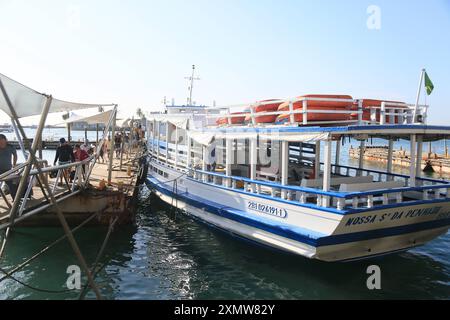 Überquerung der Bucht von Allerheiligen Vera cruz, bahia, brasilien - 13. oktober 2023: Passagiere mit einem Boot von Mar Grande nach Salvador durch die Gewässer von Baia de Todos os Santos. ITAPARICA BAHIA BRASILIEN Copyright: XJoaxSouzax 131023JOA4312852 Stockfoto