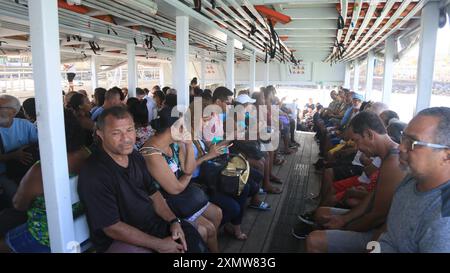 Überquerung der Bucht von Allerheiligen Vera cruz, bahia, brasilien - 13. oktober 2023: Passagiere mit einem Boot von Mar Grande nach Salvador durch die Gewässer von Baia de Todos os Santos. ITAPARICA BAHIA BRASILIEN Copyright: XJoaxSouzax 131023JOA4312842 Stockfoto