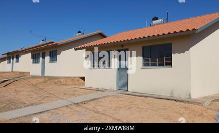 Regierungswohnungsprogramm santa maria da vitoria, bahia, brasilien - 23. oktober 2023: Blick auf ein Wohnhaus mit beliebten Häusern aus dem Minha Casa, Minha Vida Programm im Bundesstaat Bahia. SANTA MARIA DA VITORIA BAHIA BRASILIEN COPYRIGHT: XJOAXSOUZAX 231023JOA4317583 Stockfoto