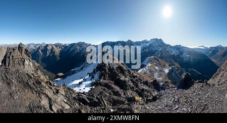 Alpine Adventure: Entdecken Sie die Landschaften des Avalanche Peak Track und Scotts Track im neuseeländischen Arthur's Pass National Park, dramatische Ausblicke auf Rock Stockfoto