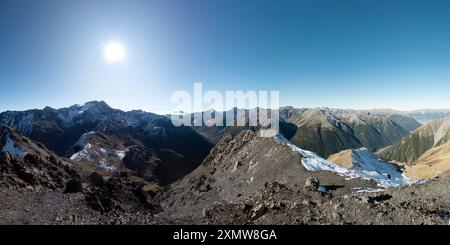 Alpine Adventure: Entdecken Sie die Landschaften des Avalanche Peak Track und Scotts Track im neuseeländischen Arthur's Pass National Park, dramatische Ausblicke auf Rock Stockfoto