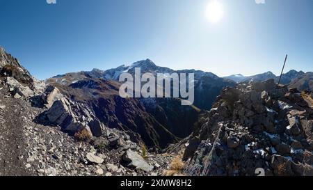 Alpine Adventure: Entdecken Sie die Landschaften des Avalanche Peak Track und Scotts Track im neuseeländischen Arthur's Pass National Park, dramatische Ausblicke auf Rock Stockfoto