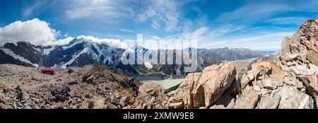 Atemberaubende Landscpe von der Muller Hut Route mit Mount Cook, Glacial Lake und Snowy Peaks im Aoraki/Mount Cook National Park, Neuseeland Stockfoto