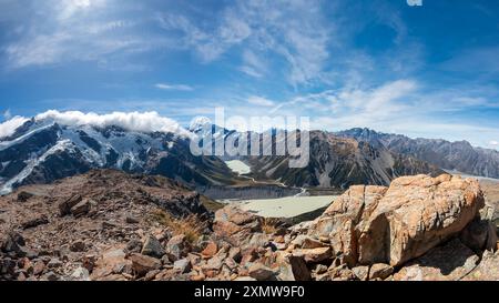 Atemberaubende Landscpe von der Muller Hut Route mit Mount Cook, Glacial Lake und Snowy Peaks im Aoraki/Mount Cook National Park, Neuseeland Stockfoto