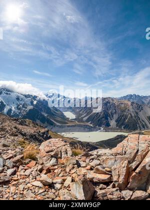 Atemberaubende Landscpe von der Muller Hut Route mit Mount Cook, Glacial Lake und Snowy Peaks im Aoraki/Mount Cook National Park, Neuseeland Stockfoto