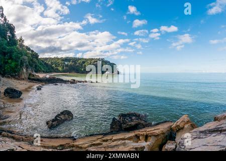 Golden Bay Beach mit geologischer Felsformation Split Apple Rock in Tasman Bay vor der Nordküste der Südinsel Neuseelands Stockfoto