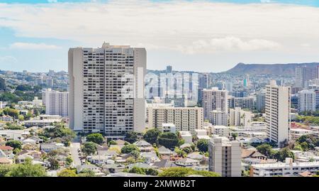 Oahu, Hawaii, USA - 23. Februar 2024: Blick über die Metropole Honolulu mit Blick auf Diamond Head vom Punchbowl-Krater. Stockfoto