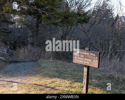 Ein hölzerner Appalachian Trail-Schild im Great Smokey Mountains National Park Stockfoto