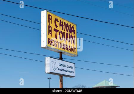 China Town, chinesische Restaurantschilder, auf einem Pol, sind isoliert auf blauem Himmel Hintergrund. Stockfoto
