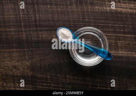 Backpulver im Löffel mit Wasser zu mischen - gesunde Lebensmittel Stockfoto