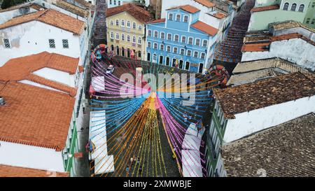 salvador, bahia, brasilien - 16. juni 2022: Dekorative Banner in der Verzierung für die Feierlichkeiten von Sao Joao in Pelourinho, Historisches Zentrum o Stockfoto